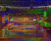 Eine farbenfrohe, abstrakte digitale Darstellung eines Theaterinterieurs der Hochschule Coburg, von der Bühne aus gesehen. Sitze, Wände und Decke sind in leuchtenden Grün-, Orange-, Blau- und Lilatönen dargestellt, was einen Eindruck von Tiefe und Komplexität vermittelt.