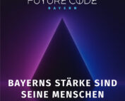 Ein dunkler Hintergrund mit einem leuchtenden, violetten und blauen Dreieck. Der Text lautet: „Hochschule Coburg FUTURE CODE BAYERN“ oben und „BAYERNS STÄRKE SIND SEINE MENSCHEN“ unten.