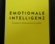 Ein gelbes Buchcover mit dem Titel „Emotionale Intelligenz“ und dem Untertitel „Retrospektiven | Momentaufnahmen | Ausblicke“, herausgegeben von Milena Vieres, spiegelt die durchdachte Auseinandersetzung der Hochschule Coburg mit emotionaler Intelligenz wider. Es ist im Rainer Hampp Verlag erschienen und zeichnet sich durch ein minimalistisches Design aus.