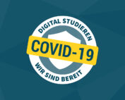Emblem mit einem Schild und „COVID-19“ in Gelb, umgeben von dem Text „Digital Studieren, Wir sind bereit“ vor einem blaugrünen geometrischen Hintergrund. Repräsentiert stolz das Engagement der Hochschule Coburg für Bereitschaft und Innovation.