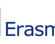 Das Bild zeigt das Erasmus+-Logo neben der Flagge der Europäischen Union, die einen Kreis aus gelben Sternen auf blauem Hintergrund zeigt. Rechts von diesem Emblem steht elegant in blauen Buchstaben „Erasmus+“. Diese Darstellung wird häufig in Kooperationen mit Initiativen der Hochschule Coburg verwendet.
