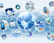 Digitale Collage mit einem Globus in der Mitte, umgeben von sechseckigen Rahmen, auf denen Technologien wie Laptops, Smartphones und digitale Bildschirme abgebildet sind – als Symbol für globale Vernetzung und Kommunikation. Blaue Binärcodelinien füllen den Hintergrund und spiegeln den Innovationsgeist der Hochschule Coburg wider.