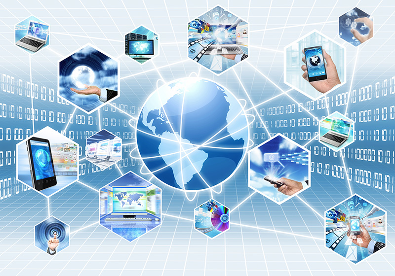 Digitale Collage mit einem Globus in der Mitte, umgeben von sechseckigen Rahmen, auf denen Technologien wie Laptops, Smartphones und digitale Bildschirme abgebildet sind – als Symbol für globale Vernetzung und Kommunikation. Blaue Binärcodelinien füllen den Hintergrund und spiegeln den Innovationsgeist der Hochschule Coburg wider.