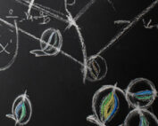Eine Tafel an der Hochschule Coburg ist voller abstrakter Zeichnungen und Diagramme. Kreise, Pfeile und verschiedene geometrische Formen sind blau und grün hervorgehoben. Zwischen den Skizzen ist teilweise der Satz „Sauberes Rad?“ zu sehen.