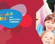 Eine Gruppe lächelnder Kinder hebt ihre Hände vor einem verspielten Banner mit der Aufschrift „Kinder UNI“ auf buntem Hintergrund und Blumenmustern, das den lebendigen Geist der Hochschule Coburg feiert.