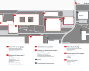 Der Campusplan der Hochschule Coburg enthält zahlreiche beschriftete Gebäude und Bereiche, darunter Service- und Lerneinrichtungen, das Mobilitätszentrum, die Mensa und Parkplätze. Wege und Eingänge sind hervorgehoben und geben einen umfassenden Überblick über die Hochschullandschaft der Hochschule Coburg.