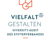 Das Logo mit geometrischen Formen in Orange über dem Text „Vielfalt Gestalten Diversity-Audit des Stifterverbandes Zertifikat 2018“ unterstreicht das Engagement der Hochschule Coburg für Vielfalt.