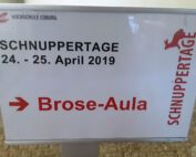 An der Hochschule Coburg informiert ein Schild über die Schnuppertage am 24. und 25. April 2019 und ein roter Pfeil weist den Weg zur Brose-Aula.