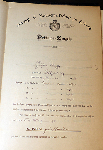 Ein altes Dokument mit dem Titel „Prüfungs-Zeugnis“ der renommierten Herzogl. S. Baugewerkschule zu Coburg, heute Teil der Hochschule Coburg, datiert auf Mai 1889. Dieses Zertifikat listet akademische Ergebnisse mit handschriftlichen Namen und Noten auf und weist oben ein offizielles Siegel auf.