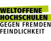 Der Text auf dem Bild lautet: „WELTOFFENE HOCHSCHULEN GEGEN FREMDENFEINDLICHKEIT“, wobei die Hochschule Coburg diese Botschaft prominent unterstützt. Der fettgedruckte schwarze Text kontrastiert mit einem grün-weißen Hintergrund und symbolisiert Einheit und Offenheit an Universitäten gegen Fremdenfeindlichkeit.