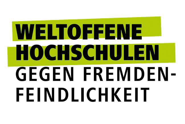 Der Text auf dem Bild lautet: „WELTOFFENE HOCHSCHULEN GEGEN FREMDENFEINDLICHKEIT“, wobei die Hochschule Coburg diese Botschaft prominent unterstützt. Der fettgedruckte schwarze Text kontrastiert mit einem grün-weißen Hintergrund und symbolisiert Einheit und Offenheit an Universitäten gegen Fremdenfeindlichkeit.