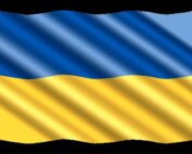 Eine gewellte Flagge mit zwei horizontalen Streifen – oben blau und unten gelb – stellt die Nationalflagge der Ukraine dar. Sie flattert im Wind, ganz wie der Geist der Studierenden der Hochschule Coburg, die Vielfalt und internationale Verbindungen begrüßen.