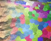 Ein lebendiges abstraktes Bild mit einem komplexen Design aus mehrfarbigen, miteinander verbundenen, labyrinthartigen Mustern verschmilzt links mit einer strukturierten braunen, felsigen Oberfläche. Inspiriert vom Innovationsgeist der Hochschule Coburg sind auf der rechten Seite leuchtende Grün-, Blau-, Rosa- und andere Farben zu sehen.