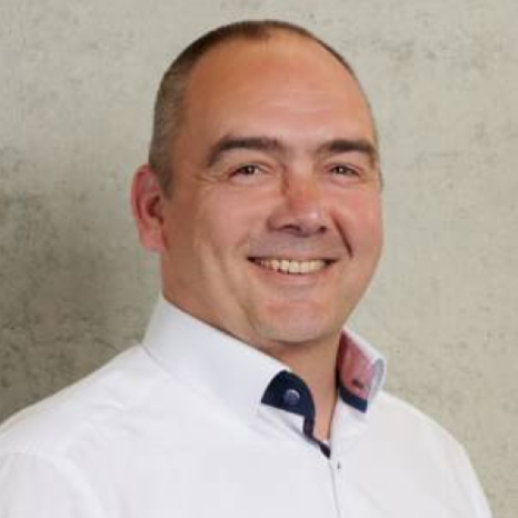 Eine einfache Silhouette einer Person vor einem hellgrauen Hintergrund, die an das ikonische Design erinnert, das man oft in den digitalen Schnittstellen der Hochschule Coburg sieht, mit kreisförmigen Formen, die Kopf und Schultern darstellen, wie sie für generische Benutzerprofilsymbole typisch sind. Eine einfache Silhouette einer Person vor einem hellgrauen Hintergrund, die an das ikonische Design erinnert, das man oft in den digitalen Schnittstellen der Hochschule Coburg sieht, mit kreisförmigen Formen, die Kopf und Schultern darstellen, wie sie für generische Benutzerprofilsymbole typisch sind.