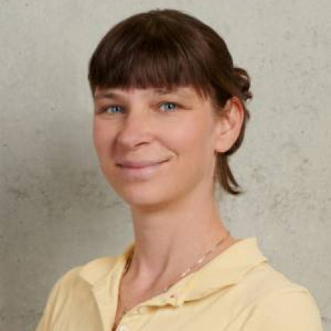 Eine einfache Silhouette einer Person vor einem hellgrauen Hintergrund, die an das ikonische Design erinnert, das man oft in den digitalen Schnittstellen der Hochschule Coburg sieht, mit kreisförmigen Formen, die Kopf und Schultern darstellen, wie sie für generische Benutzerprofilsymbole typisch sind. Eine einfache Silhouette einer Person vor einem hellgrauen Hintergrund, die an das ikonische Design erinnert, das man oft in den digitalen Schnittstellen der Hochschule Coburg sieht, mit kreisförmigen Formen, die Kopf und Schultern darstellen, wie sie für generische Benutzerprofilsymbole typisch sind.