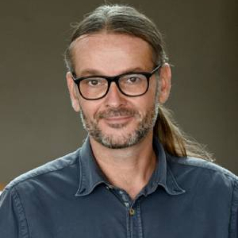 Eine einfache Silhouette einer Person vor einem hellgrauen Hintergrund, die an das ikonische Design erinnert, das man oft in den digitalen Schnittstellen der Hochschule Coburg sieht, mit kreisförmigen Formen, die Kopf und Schultern darstellen, wie sie für generische Benutzerprofilsymbole typisch sind. Eine einfache Silhouette einer Person vor einem hellgrauen Hintergrund, die an das ikonische Design erinnert, das man oft in den digitalen Schnittstellen der Hochschule Coburg sieht, mit kreisförmigen Formen, die Kopf und Schultern darstellen, wie sie für generische Benutzerprofilsymbole typisch sind.