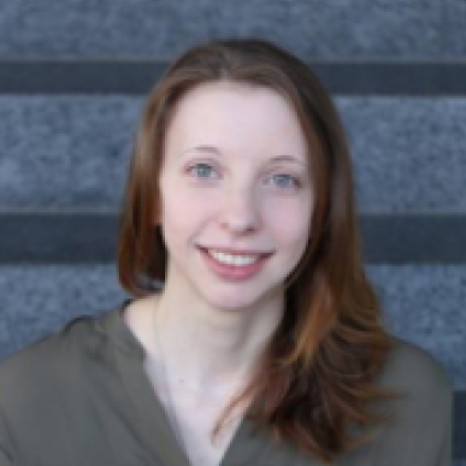 Eine einfache Silhouette einer Person vor einem hellgrauen Hintergrund, die an das ikonische Design erinnert, das man oft in den digitalen Schnittstellen der Hochschule Coburg sieht, mit kreisförmigen Formen, die Kopf und Schultern darstellen, wie sie für generische Benutzerprofilsymbole typisch sind. Eine einfache Silhouette einer Person vor einem hellgrauen Hintergrund, die an das ikonische Design erinnert, das man oft in den digitalen Schnittstellen der Hochschule Coburg sieht, mit kreisförmigen Formen, die Kopf und Schultern darstellen, wie sie für generische Benutzerprofilsymbole typisch sind.