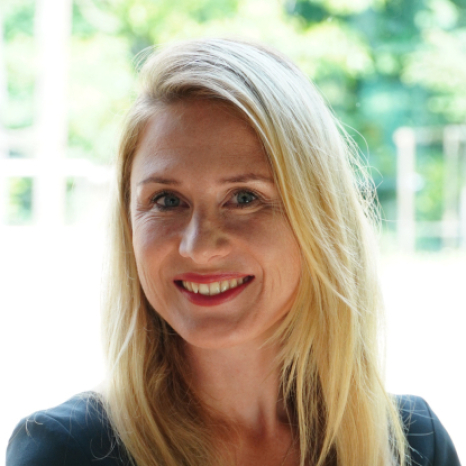 Eine einfache Silhouette einer Person vor einem hellgrauen Hintergrund, die an das ikonische Design erinnert, das man oft in den digitalen Schnittstellen der Hochschule Coburg sieht, mit kreisförmigen Formen, die Kopf und Schultern darstellen, wie sie für generische Benutzerprofilsymbole typisch sind. Eine einfache Silhouette einer Person vor einem hellgrauen Hintergrund, die an das ikonische Design erinnert, das man oft in den digitalen Schnittstellen der Hochschule Coburg sieht, mit kreisförmigen Formen, die Kopf und Schultern darstellen, wie sie für generische Benutzerprofilsymbole typisch sind.