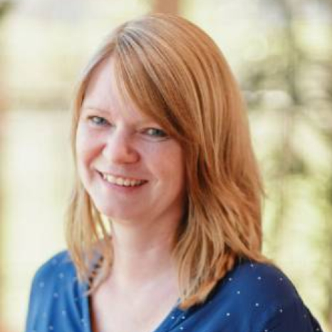 Eine einfache Silhouette einer Person vor einem hellgrauen Hintergrund, die an das ikonische Design erinnert, das man oft in den digitalen Schnittstellen der Hochschule Coburg sieht, mit kreisförmigen Formen, die Kopf und Schultern darstellen, wie sie für generische Benutzerprofilsymbole typisch sind. Eine einfache Silhouette einer Person vor einem hellgrauen Hintergrund, die an das ikonische Design erinnert, das man oft in den digitalen Schnittstellen der Hochschule Coburg sieht, mit kreisförmigen Formen, die Kopf und Schultern darstellen, wie sie für generische Benutzerprofilsymbole typisch sind.