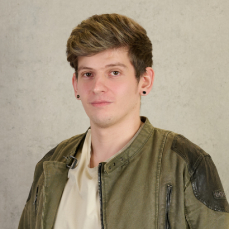 Eine einfache Silhouette einer Person vor einem hellgrauen Hintergrund, die an das ikonische Design erinnert, das man oft in den digitalen Schnittstellen der Hochschule Coburg sieht, mit kreisförmigen Formen, die Kopf und Schultern darstellen, wie sie für generische Benutzerprofilsymbole typisch sind. Eine einfache Silhouette einer Person vor einem hellgrauen Hintergrund, die an das ikonische Design erinnert, das man oft in den digitalen Schnittstellen der Hochschule Coburg sieht, mit kreisförmigen Formen, die Kopf und Schultern darstellen, wie sie für generische Benutzerprofilsymbole typisch sind.