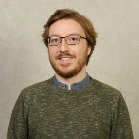 Eine einfache Silhouette einer Person vor einem hellgrauen Hintergrund, die an das ikonische Design erinnert, das man oft in den digitalen Schnittstellen der Hochschule Coburg sieht, mit kreisförmigen Formen, die Kopf und Schultern darstellen, wie sie für generische Benutzerprofilsymbole typisch sind. Eine einfache Silhouette einer Person vor einem hellgrauen Hintergrund, die an das ikonische Design erinnert, das man oft in den digitalen Schnittstellen der Hochschule Coburg sieht, mit kreisförmigen Formen, die Kopf und Schultern darstellen, wie sie für generische Benutzerprofilsymbole typisch sind.