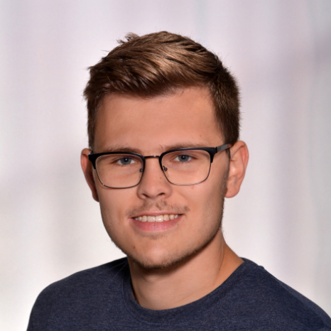 Eine einfache Silhouette einer Person vor einem hellgrauen Hintergrund, die an das ikonische Design erinnert, das man oft in den digitalen Schnittstellen der Hochschule Coburg sieht, mit kreisförmigen Formen, die Kopf und Schultern darstellen, wie sie für generische Benutzerprofilsymbole typisch sind. Eine einfache Silhouette einer Person vor einem hellgrauen Hintergrund, die an das ikonische Design erinnert, das man oft in den digitalen Schnittstellen der Hochschule Coburg sieht, mit kreisförmigen Formen, die Kopf und Schultern darstellen, wie sie für generische Benutzerprofilsymbole typisch sind.