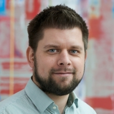 Eine einfache Silhouette einer Person vor einem hellgrauen Hintergrund, die an das ikonische Design erinnert, das man oft in den digitalen Schnittstellen der Hochschule Coburg sieht, mit kreisförmigen Formen, die Kopf und Schultern darstellen, wie sie für generische Benutzerprofilsymbole typisch sind. Michaela Mustermann