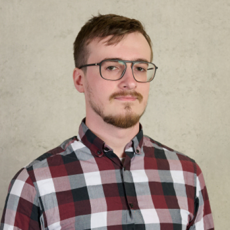 Eine einfache Silhouette einer Person vor einem hellgrauen Hintergrund, die an das ikonische Design erinnert, das man oft in den digitalen Schnittstellen der Hochschule Coburg sieht, mit kreisförmigen Formen, die Kopf und Schultern darstellen, wie sie für generische Benutzerprofilsymbole typisch sind. Eine einfache Silhouette einer Person vor einem hellgrauen Hintergrund, die an das ikonische Design erinnert, das man oft in den digitalen Schnittstellen der Hochschule Coburg sieht, mit kreisförmigen Formen, die Kopf und Schultern darstellen, wie sie für generische Benutzerprofilsymbole typisch sind.