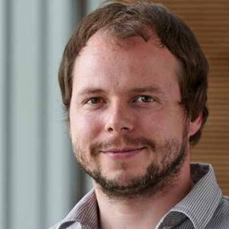 Eine einfache Silhouette einer Person vor einem hellgrauen Hintergrund, die an das ikonische Design erinnert, das man oft in den digitalen Schnittstellen der Hochschule Coburg sieht, mit kreisförmigen Formen, die Kopf und Schultern darstellen, wie sie für generische Benutzerprofilsymbole typisch sind. Eine einfache Silhouette einer Person vor einem hellgrauen Hintergrund, die an das ikonische Design erinnert, das man oft in den digitalen Schnittstellen der Hochschule Coburg sieht, mit kreisförmigen Formen, die Kopf und Schultern darstellen, wie sie für generische Benutzerprofilsymbole typisch sind.