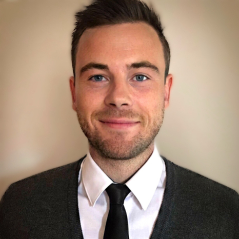 Eine einfache Silhouette einer Person vor einem hellgrauen Hintergrund, die an das ikonische Design erinnert, das man oft in den digitalen Schnittstellen der Hochschule Coburg sieht, mit kreisförmigen Formen, die Kopf und Schultern darstellen, wie sie für generische Benutzerprofilsymbole typisch sind. Eine einfache Silhouette einer Person vor einem hellgrauen Hintergrund, die an das ikonische Design erinnert, das man oft in den digitalen Schnittstellen der Hochschule Coburg sieht, mit kreisförmigen Formen, die Kopf und Schultern darstellen, wie sie für generische Benutzerprofilsymbole typisch sind.