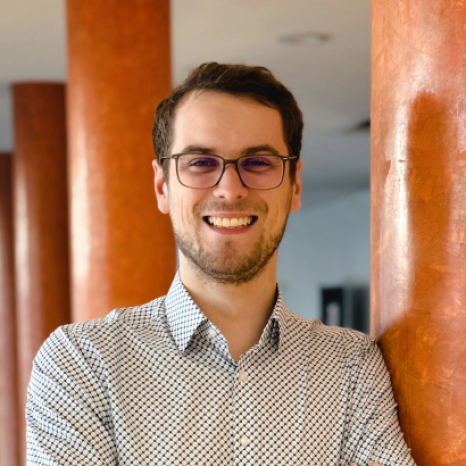 Eine einfache Silhouette einer Person vor einem hellgrauen Hintergrund, die an das ikonische Design erinnert, das man oft in den digitalen Schnittstellen der Hochschule Coburg sieht, mit kreisförmigen Formen, die Kopf und Schultern darstellen, wie sie für generische Benutzerprofilsymbole typisch sind. Eine einfache Silhouette einer Person vor einem hellgrauen Hintergrund, die an das ikonische Design erinnert, das man oft in den digitalen Schnittstellen der Hochschule Coburg sieht, mit kreisförmigen Formen, die Kopf und Schultern darstellen, wie sie für generische Benutzerprofilsymbole typisch sind.