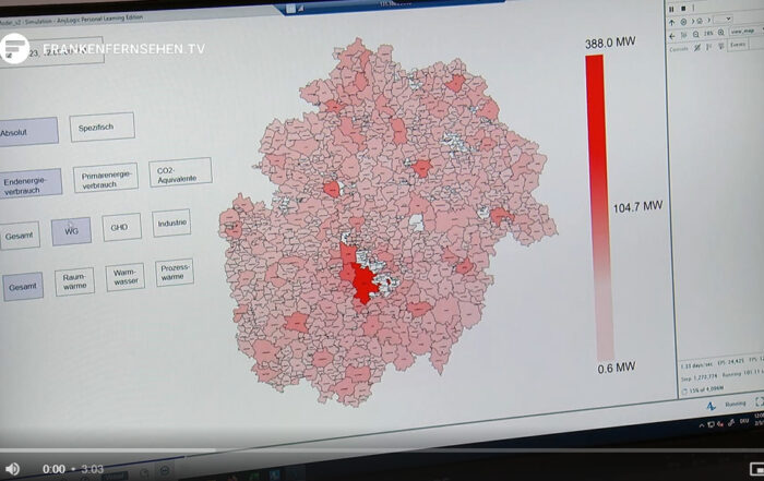 Auf einem Computerbildschirm wird eine Karte mit Regionen in verschiedenen Rottönen angezeigt, die unterschiedliche Datenniveaus von 0,6 MW bis 388,0 MW anzeigen und so die Initiative Klimapakt2030plus hervorheben. Eine Leiste und Schaltflächen an der Seite bieten zusätzliche Bedienelemente und Informationen. at Hochschule Coburg