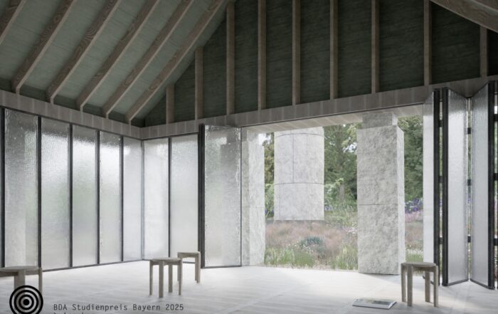 Der Innenraum eines modernen Gebäudes besticht durch große strukturierte Glaspaneele und eine schräge Decke. Minimalistische Holzhocker sind zufällig platziert. Durch die offene Glastür ist das üppige Grün im Freien sichtbar. In der unteren linken Ecke erscheint dezent neben Logo und Text „Automatisch gespeicherter Entwurf“. at Hochschule Coburg