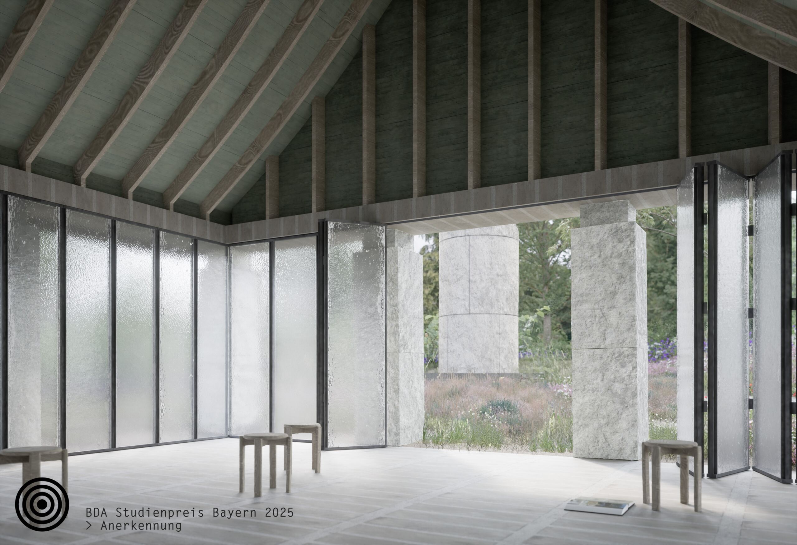 Der Innenraum eines modernen Gebäudes besticht durch große strukturierte Glaspaneele und eine schräge Decke. Minimalistische Holzhocker sind zufällig platziert. Durch die offene Glastür ist das üppige Grün im Freien sichtbar. In der unteren linken Ecke erscheint dezent neben Logo und Text „Automatisch gespeicherter Entwurf“. at Hochschule Coburg