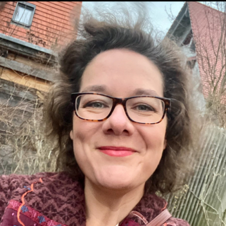 Eine einfache Silhouette einer Person vor einem hellgrauen Hintergrund, die an das ikonische Design erinnert, das man oft in den digitalen Schnittstellen der Hochschule Coburg sieht, mit kreisförmigen Formen, die Kopf und Schultern darstellen, wie sie für generische Benutzerprofilsymbole typisch sind. Eine einfache Silhouette einer Person vor einem hellgrauen Hintergrund, die an das ikonische Design erinnert, das man oft in den digitalen Schnittstellen der Hochschule Coburg sieht, mit kreisförmigen Formen, die Kopf und Schultern darstellen, wie sie für generische Benutzerprofilsymbole typisch sind.