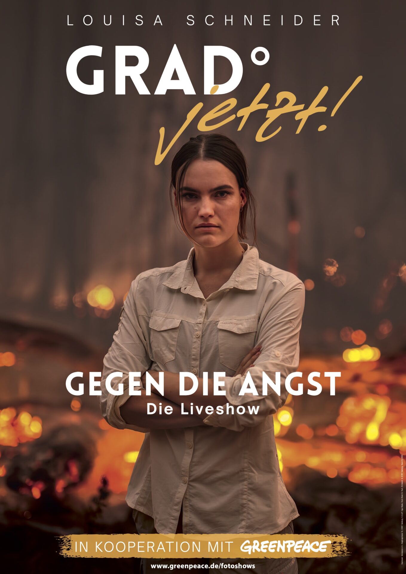 Plakat A1 _Grad° jetzt_ Louisa Schneider Eine ernste junge Frau steht mit verschränkten Armen vor einem brennenden Wald. Text auf dem Bild wirbt für „GRAD jetzt! Gegen die Angst – Die Liveshow“ mit Louisa Schneider, in Zusammenarbeit mit Greenpeace und den Coburger Nachhaltigkeitstagen. at Hochschule Coburg