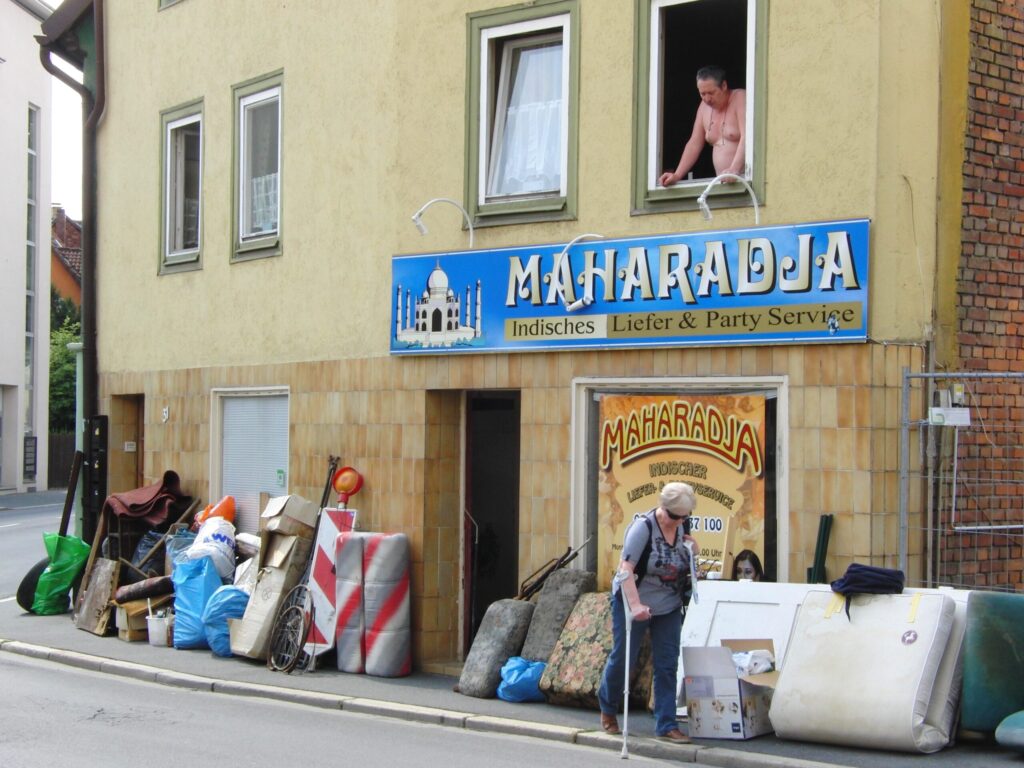 Eine Person blickt aus einem Fenster im Obergeschoss des Restaurants 