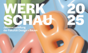 Der fette weiße Schriftzug "WERKSCHAU 2025" überlagert pastellfarbene, aufgeblasene 3D-Buchstaben auf hellblauem Hintergrund. Ein kleinerer Text darunter weist auf die jährliche Campus-Design-Ausstellung der Fakultät Design + Bauen hin. at Hochschule Coburg