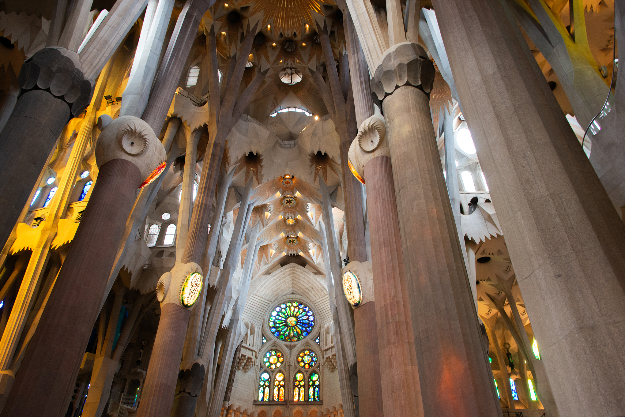 Innenansicht einer großen Kathedrale mit atemberaubender Architektur, hohen, verschnörkelten Säulen, gewölbten Decken, komplizierten Designdetails und leuchtenden Buntglasfenstern, die den Raum mit farbigem Licht erfüllen. at Hochschule Coburg