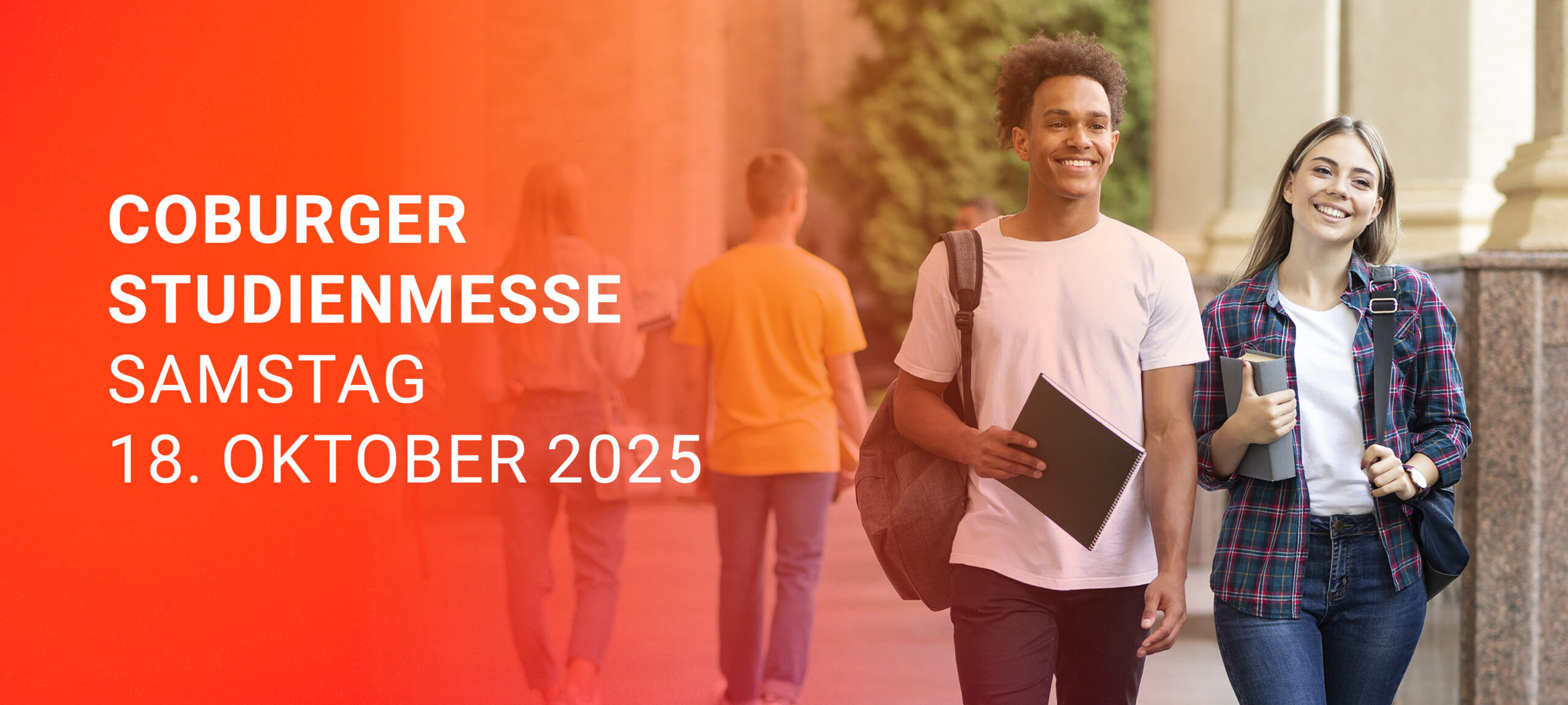 RZ_Coburger-Studienmesse-2025_My-Campus-Slider_800x360px Zwei lächelnde Studierende, einer davon mit einem Notizbuch in der Hand, gehen gemeinsam vor einem Gebäude. Ein anderer Studierender geht voraus. Auf einer roten Folie steht „Coburger Studienmesse Samstag, 18. Oktober 2025“. at Hochschule Coburg