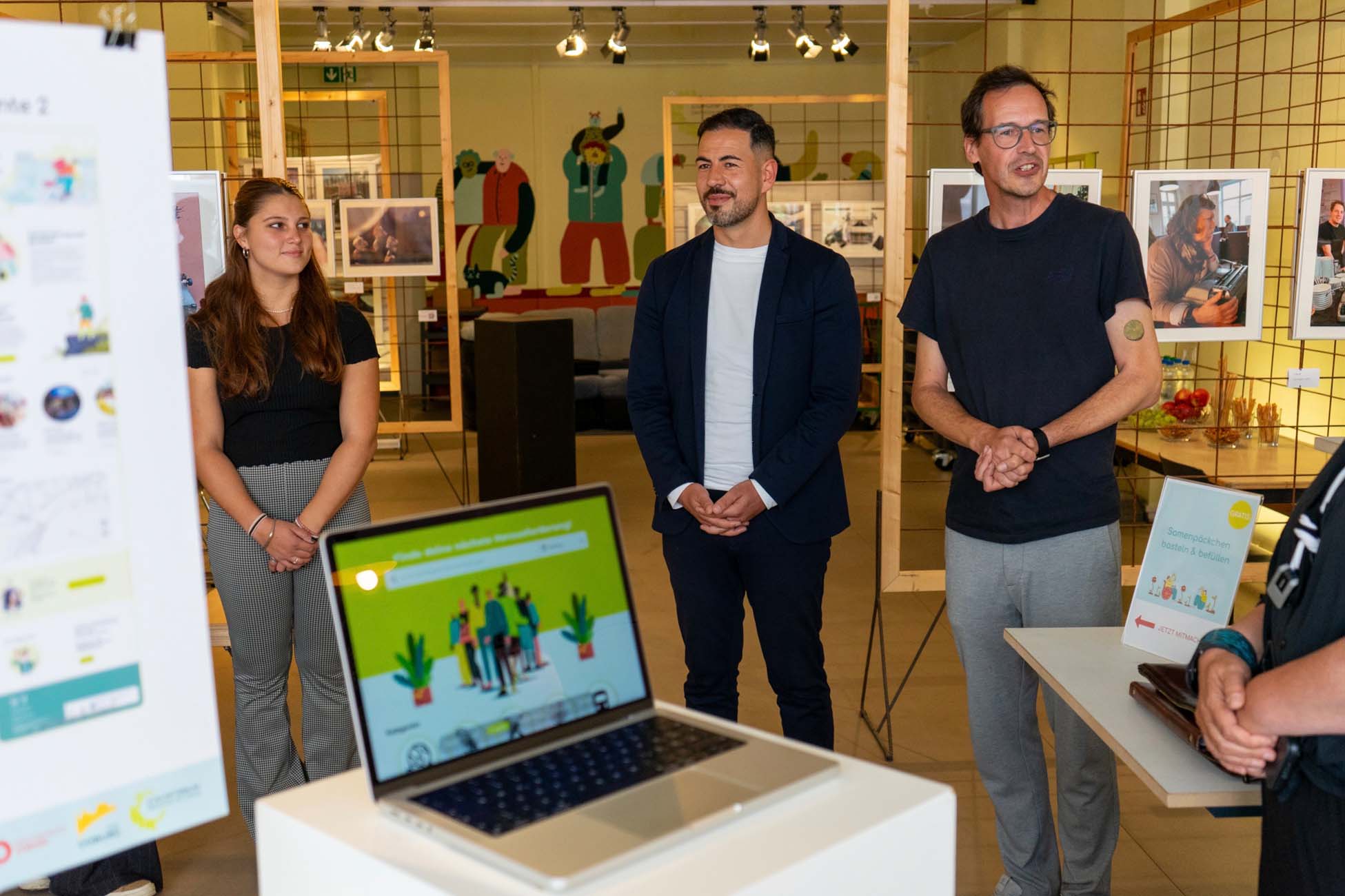Bürgermeister Can Aydin und Prof. Dr. Michael Markert eröffneten die Ausstellung im Zukunftsraum. Foto: Sophia Sattler / Stadt Coburg