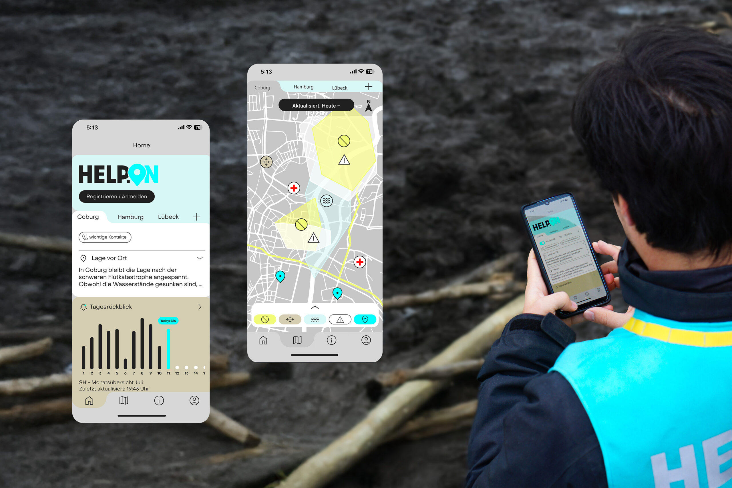 Eine Person in einer blauen Weste benutzt ein Smartphone, auf dem die HEL.P.ON-App angezeigt wird, die in Großaufnahme zu sehen ist und Grafiken, lokale Updates und eine Karte mit Symbolen für Notfälle und Ressourcen enthält. Der Hintergrund ist schlammiger Boden mit Ästen. at Hochschule Coburg