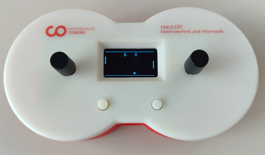 Ein weißes Handgerät mit zwei schwarzen Knöpfen, einem kleinen Bildschirm, der ein digitales Pong-Spiel zeigt, und zwei weißen Tasten. Auf dem Etikett steht "Hochschule Coburg Fakultät Elektrotechnik und Informatik". Die Anzeige basiert auf einem automatisch gespeicherten Entwurf. at Hochschule Coburg