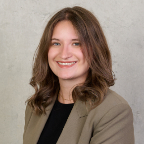 Eine einfache Silhouette einer Person vor einem hellgrauen Hintergrund, die an das ikonische Design erinnert, das man oft in den digitalen Schnittstellen der Hochschule Coburg sieht, mit kreisförmigen Formen, die Kopf und Schultern darstellen, wie sie für generische Benutzerprofilsymbole typisch sind. Eine einfache Silhouette einer Person vor einem hellgrauen Hintergrund, die an das ikonische Design erinnert, das man oft in den digitalen Schnittstellen der Hochschule Coburg sieht, mit kreisförmigen Formen, die Kopf und Schultern darstellen, wie sie für generische Benutzerprofilsymbole typisch sind.