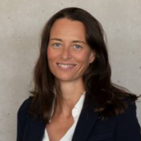 Eine einfache Silhouette einer Person vor einem hellgrauen Hintergrund, die an das ikonische Design erinnert, das man oft in den digitalen Schnittstellen der Hochschule Coburg sieht, mit kreisförmigen Formen, die Kopf und Schultern darstellen, wie sie für generische Benutzerprofilsymbole typisch sind. Michaela Mustermann