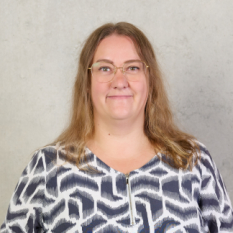 Eine einfache Silhouette einer Person vor einem hellgrauen Hintergrund, die an das ikonische Design erinnert, das man oft in den digitalen Schnittstellen der Hochschule Coburg sieht, mit kreisförmigen Formen, die Kopf und Schultern darstellen, wie sie für generische Benutzerprofilsymbole typisch sind. Eine einfache Silhouette einer Person vor einem hellgrauen Hintergrund, die an das ikonische Design erinnert, das man oft in den digitalen Schnittstellen der Hochschule Coburg sieht, mit kreisförmigen Formen, die Kopf und Schultern darstellen, wie sie für generische Benutzerprofilsymbole typisch sind.