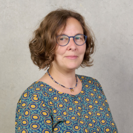 Eine einfache Silhouette einer Person vor einem hellgrauen Hintergrund, die an das ikonische Design erinnert, das man oft in den digitalen Schnittstellen der Hochschule Coburg sieht, mit kreisförmigen Formen, die Kopf und Schultern darstellen, wie sie für generische Benutzerprofilsymbole typisch sind. Eine einfache Silhouette einer Person vor einem hellgrauen Hintergrund, die an das ikonische Design erinnert, das man oft in den digitalen Schnittstellen der Hochschule Coburg sieht, mit kreisförmigen Formen, die Kopf und Schultern darstellen, wie sie für generische Benutzerprofilsymbole typisch sind.