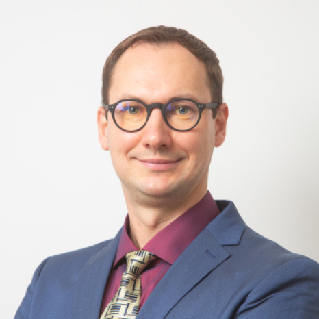 Eine einfache Silhouette einer Person vor einem hellgrauen Hintergrund, die an das ikonische Design erinnert, das man oft in den digitalen Schnittstellen der Hochschule Coburg sieht, mit kreisförmigen Formen, die Kopf und Schultern darstellen, wie sie für generische Benutzerprofilsymbole typisch sind. Michaela Mustermann