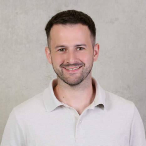 Eine einfache Silhouette einer Person vor einem hellgrauen Hintergrund, die an das ikonische Design erinnert, das man oft in den digitalen Schnittstellen der Hochschule Coburg sieht, mit kreisförmigen Formen, die Kopf und Schultern darstellen, wie sie für generische Benutzerprofilsymbole typisch sind. Eine einfache Silhouette einer Person vor einem hellgrauen Hintergrund, die an das ikonische Design erinnert, das man oft in den digitalen Schnittstellen der Hochschule Coburg sieht, mit kreisförmigen Formen, die Kopf und Schultern darstellen, wie sie für generische Benutzerprofilsymbole typisch sind.