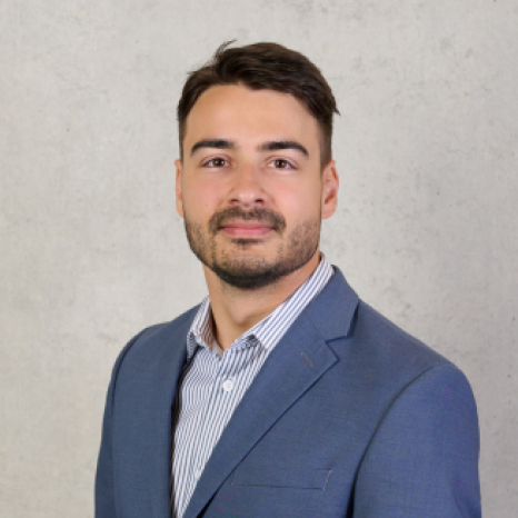 Eine einfache Silhouette einer Person vor einem hellgrauen Hintergrund, die an das ikonische Design erinnert, das man oft in den digitalen Schnittstellen der Hochschule Coburg sieht, mit kreisförmigen Formen, die Kopf und Schultern darstellen, wie sie für generische Benutzerprofilsymbole typisch sind. Eine einfache Silhouette einer Person vor einem hellgrauen Hintergrund, die an das ikonische Design erinnert, das man oft in den digitalen Schnittstellen der Hochschule Coburg sieht, mit kreisförmigen Formen, die Kopf und Schultern darstellen, wie sie für generische Benutzerprofilsymbole typisch sind.